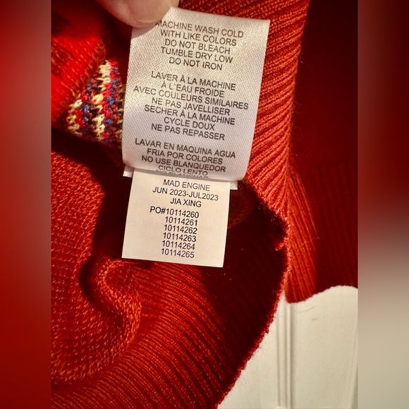 NWT Marvel sweater featuring the Avengers - Picture 5 of 9